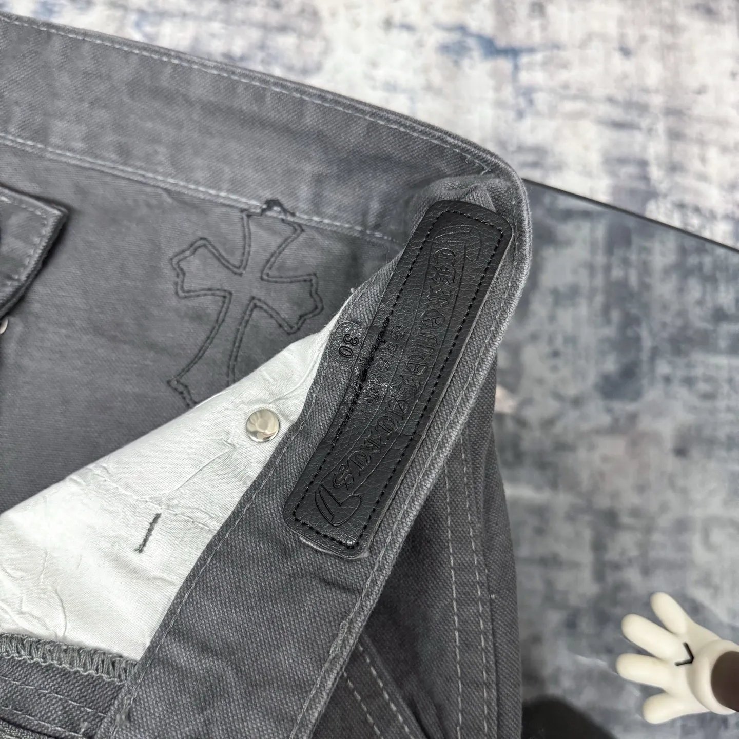 P280 Chrome hearts Cross patch leather jeans workwear logging pants Chrome hearts logging pants are here! ! ! CH Croix Heart Double Knee Cross Patch Leather Bo1 Style Logging Pants Straight-leg Work Pants B136 Croix Heart Cross Sanskrit Overalls Price 34W Level, patchwork cross pattern embellishment, high-waisted washed jeans! ! Absolutely high-end luxury products, 1.9W level god-level single products, super popular products, made by top heavy industry, not to be missed. About Zangyin, this is an extremely luxurious fashion brand, which can also be called the nobles of the high street. It has always been an exclusive brand of some hipsters or rich second generation. Compared with ordinary high streets, it is more luxurious and noble. Compared with luxury brands, it has a more fashionable personality and has always been a brand that I have a special liking for. Imported yarn is custom-woven into a high-density twill canvas, which ensures a crisp silhouette while also making the fabric feel very delicate. It follows the B01 classic silhouette, with a crisp and stylish upper body. The ready-made garments are stone-ground and fermented and can be matched with any style. Buttons and zinc are washed with genuine YKK retro metal products. Double-layered canvas on the front. Perfect details. All hardware is perfect. Size: s-XXL Color: Gray